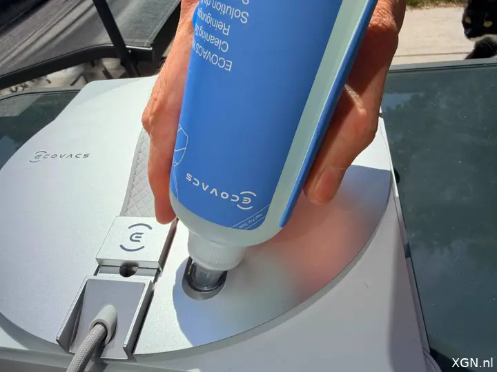 Ecovacs Winbot W3 Omni cleaning