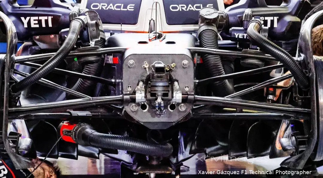De RB21 tijdens de testdagen in Bahrein (Foto: Xavier Gázquez F1 Technical Photographer/grainingf1.com). Hierop is overigens ook het verschil met McLaren, met de inlaten in de vloer, goed te zien.