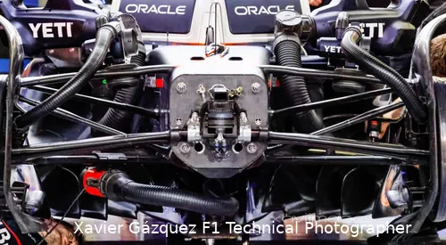 De RB21 tijdens de testdagen in Bahrein (Foto: Xavier Gázquez F1 Technical Photographer/grainingf1.com). Hierop is overigens ook het verschil met McLaren, met de inlaten in de vloer, goed te zien.