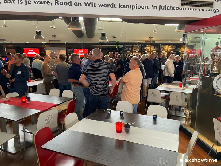 De voormalig jeugdspelers van Ajax verzamelen zich in de kantine van Sportpark de Toekomst!