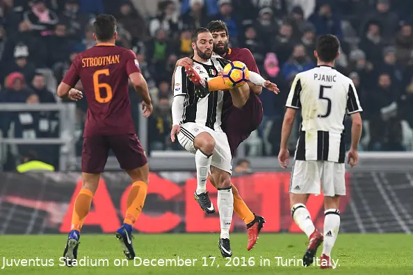 higuain fazio strootman pjanic juve roma