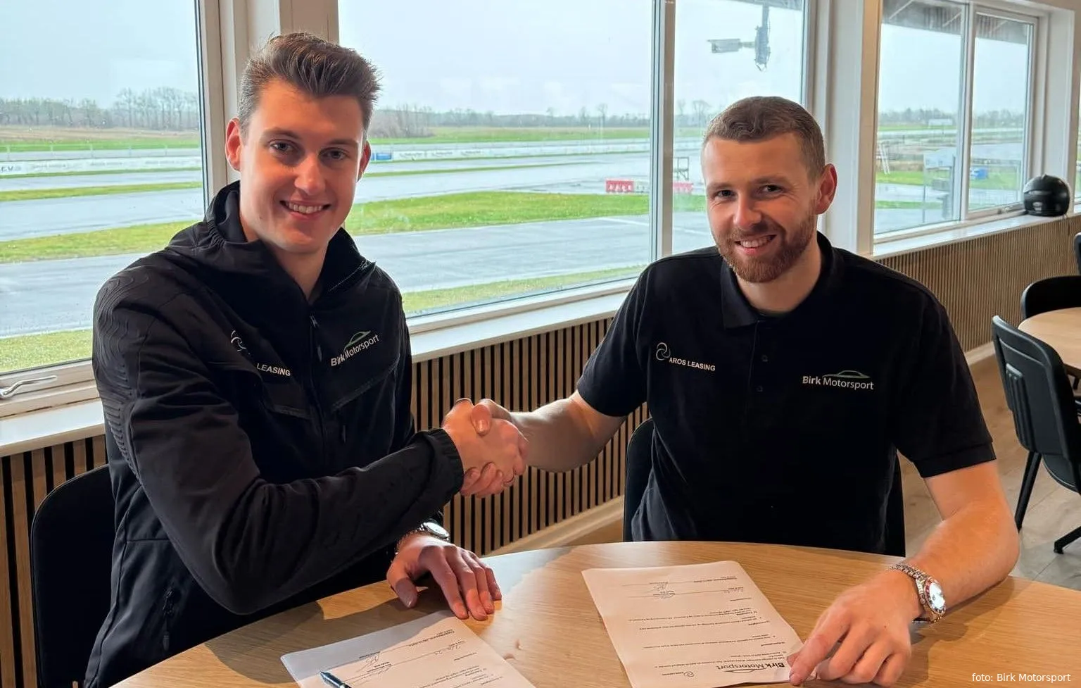 nicolai sylvest tv har skrevet kontrakt med mads birk fra birk motorsport foto birk motorsport