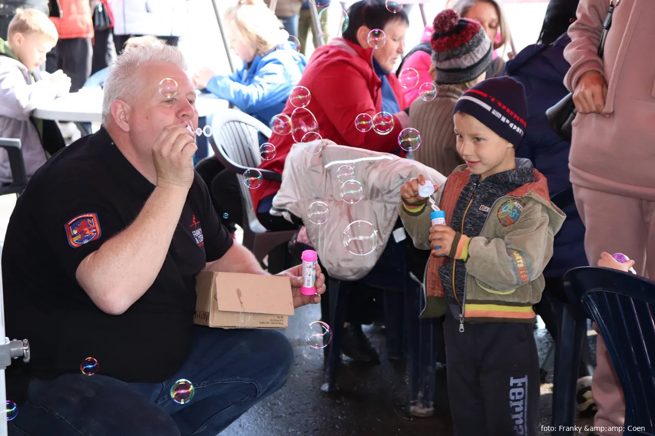 Coen probeert de kinderen weer wat op te vrolijken in een moeilijke tijd
