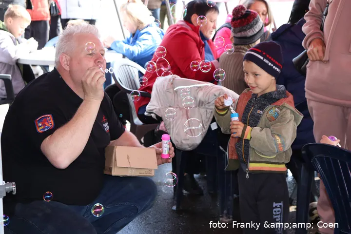 Coen probeert de kinderen weer wat op te vrolijken in een moeilijke tijd