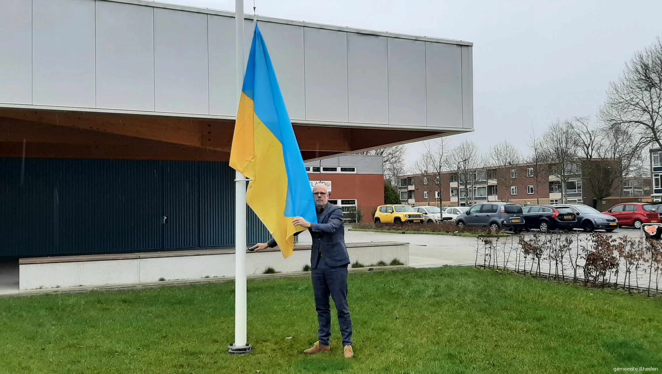 carol van eert hijs oekrainse vlag