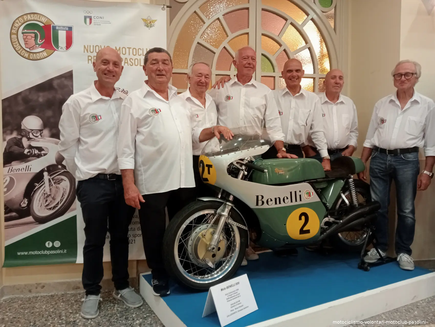 i volontari del motoclub pasolini con una delle moto del paso esposte