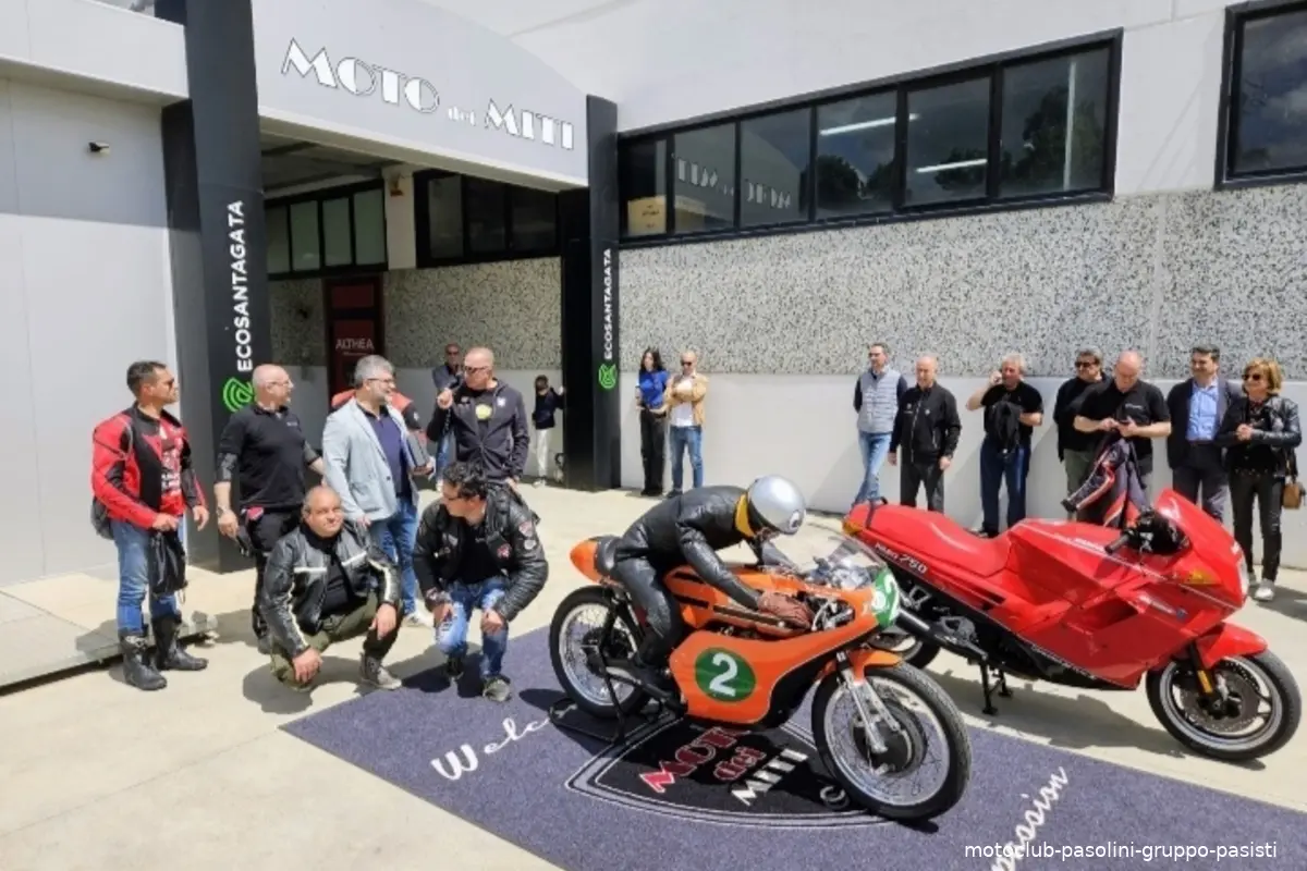 i pasisti con bevilacqua e la moto di pasolini a moto dei miti
