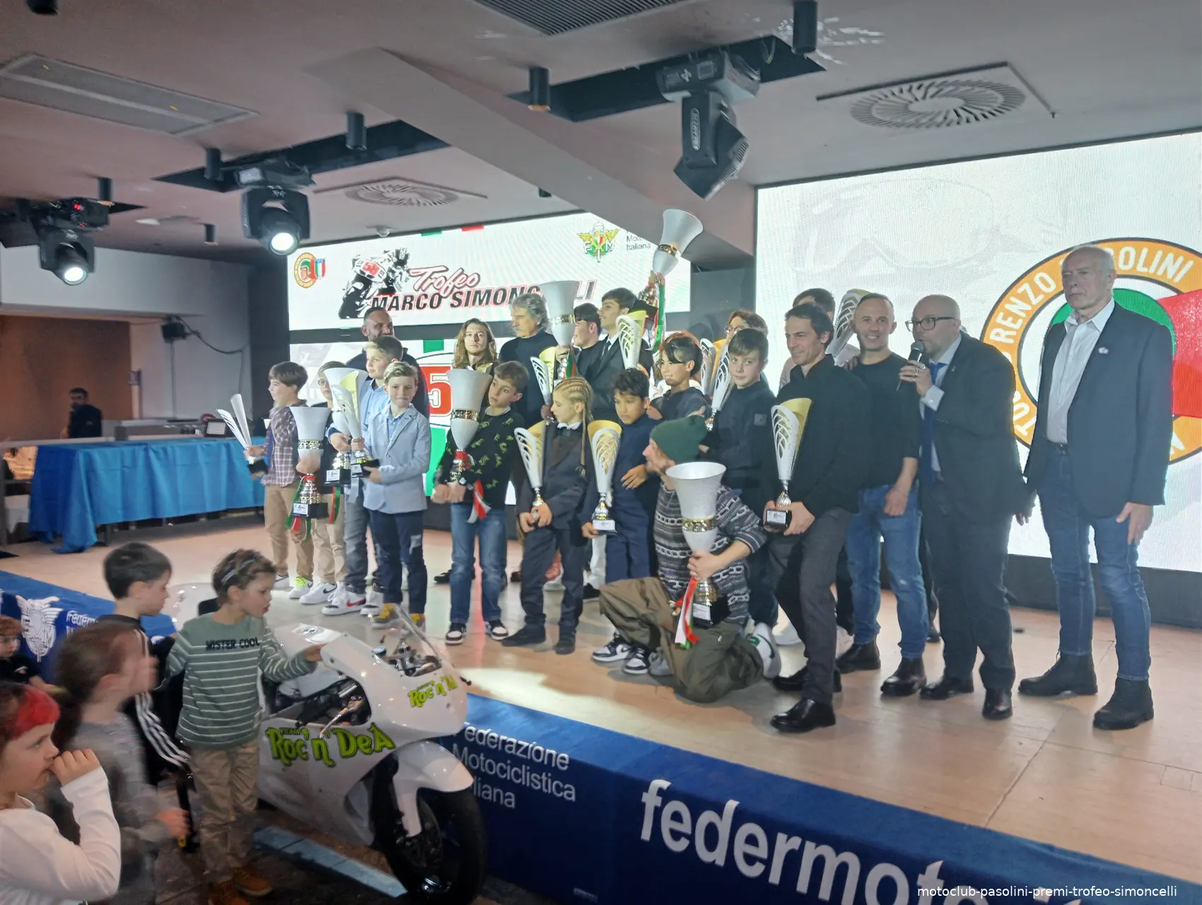 premiati del trofeo simoncelli da dx rastelli casadio e roccoli con paolo simoncelli fra i premiati