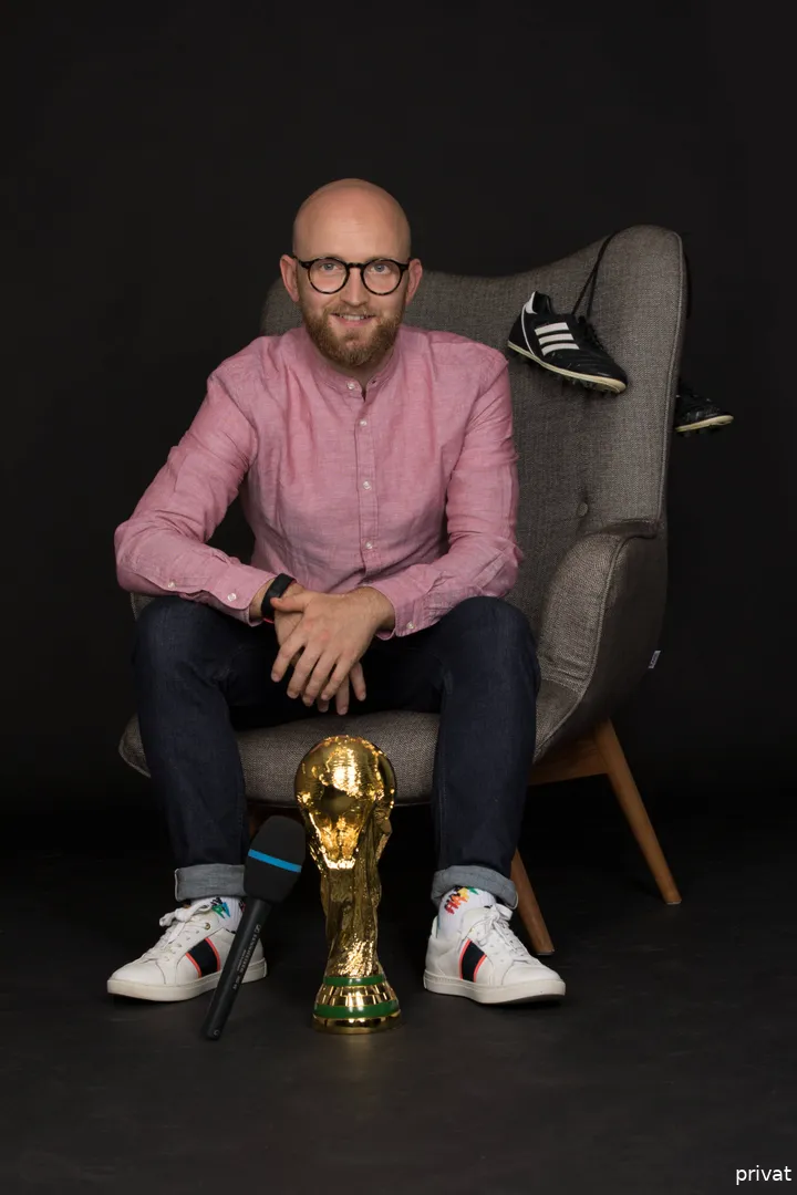 Adrian Geiler lacht in die Kamera.