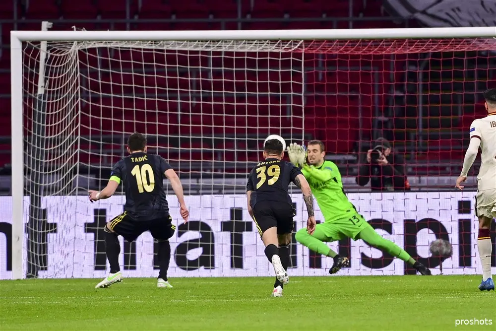 pau lopez dusan tadic ajax as roma europa league penalty miss