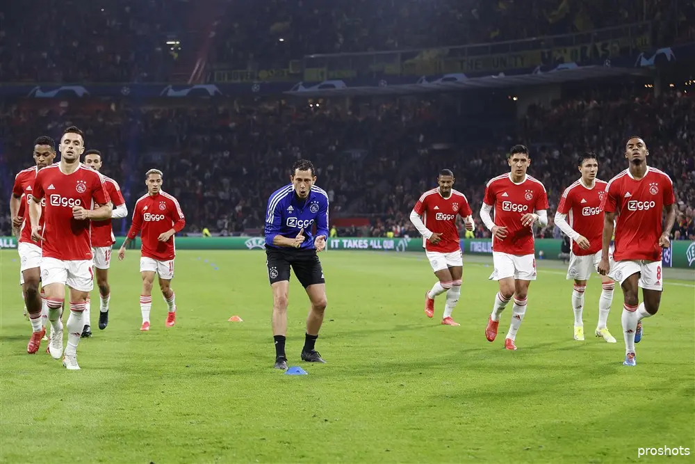 antony gravenberch ajax warming up champions league