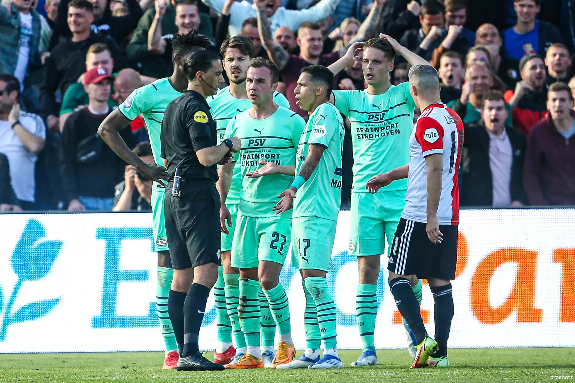 feyenoord psv serdar gozubuyuk