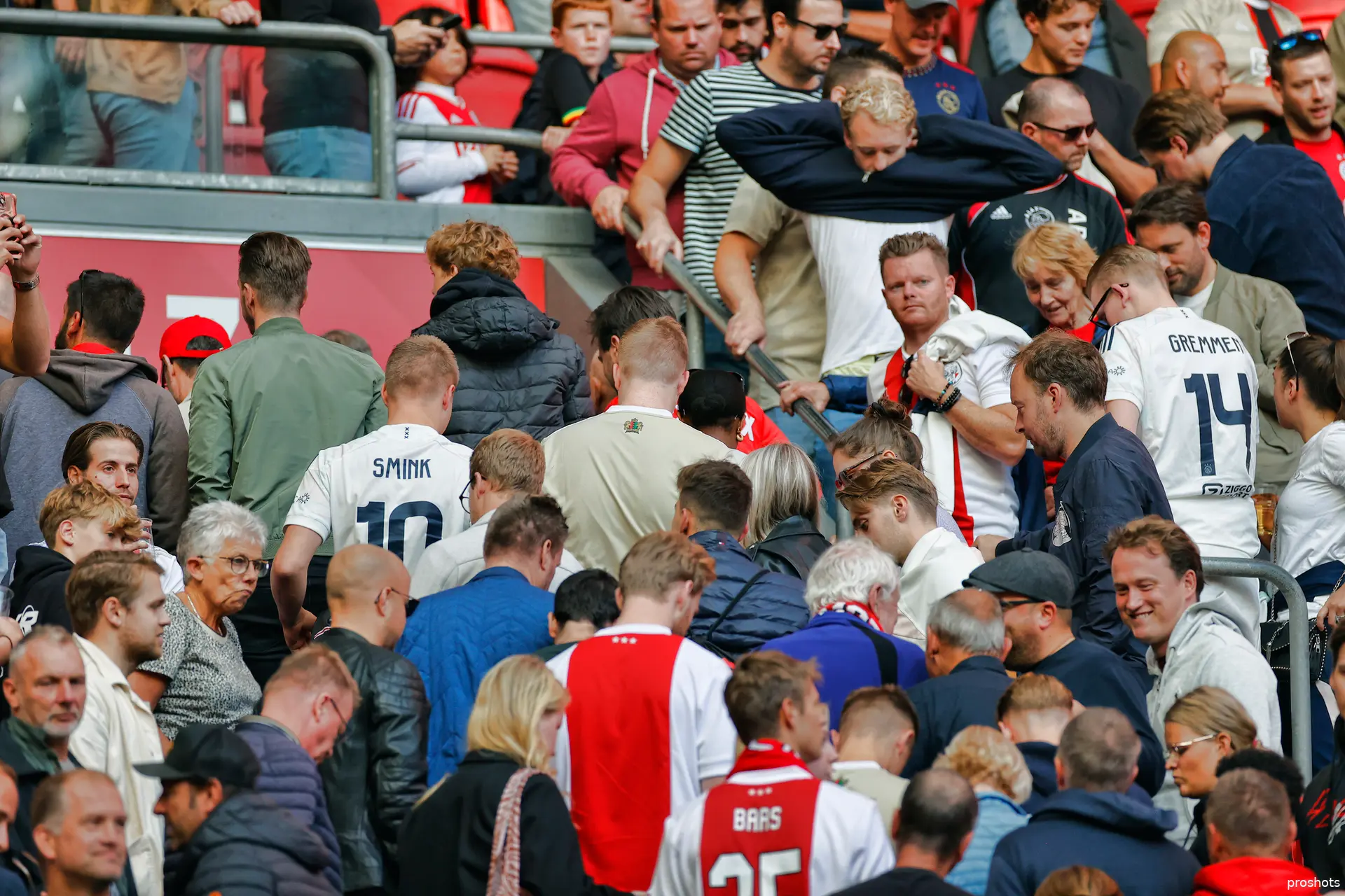ajax teleurgesteld fans verlaten johan cruijff arena
