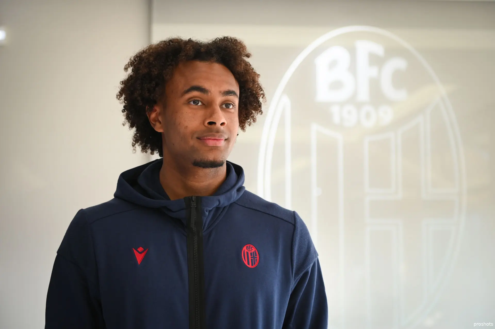 joshua zirkzee bologna