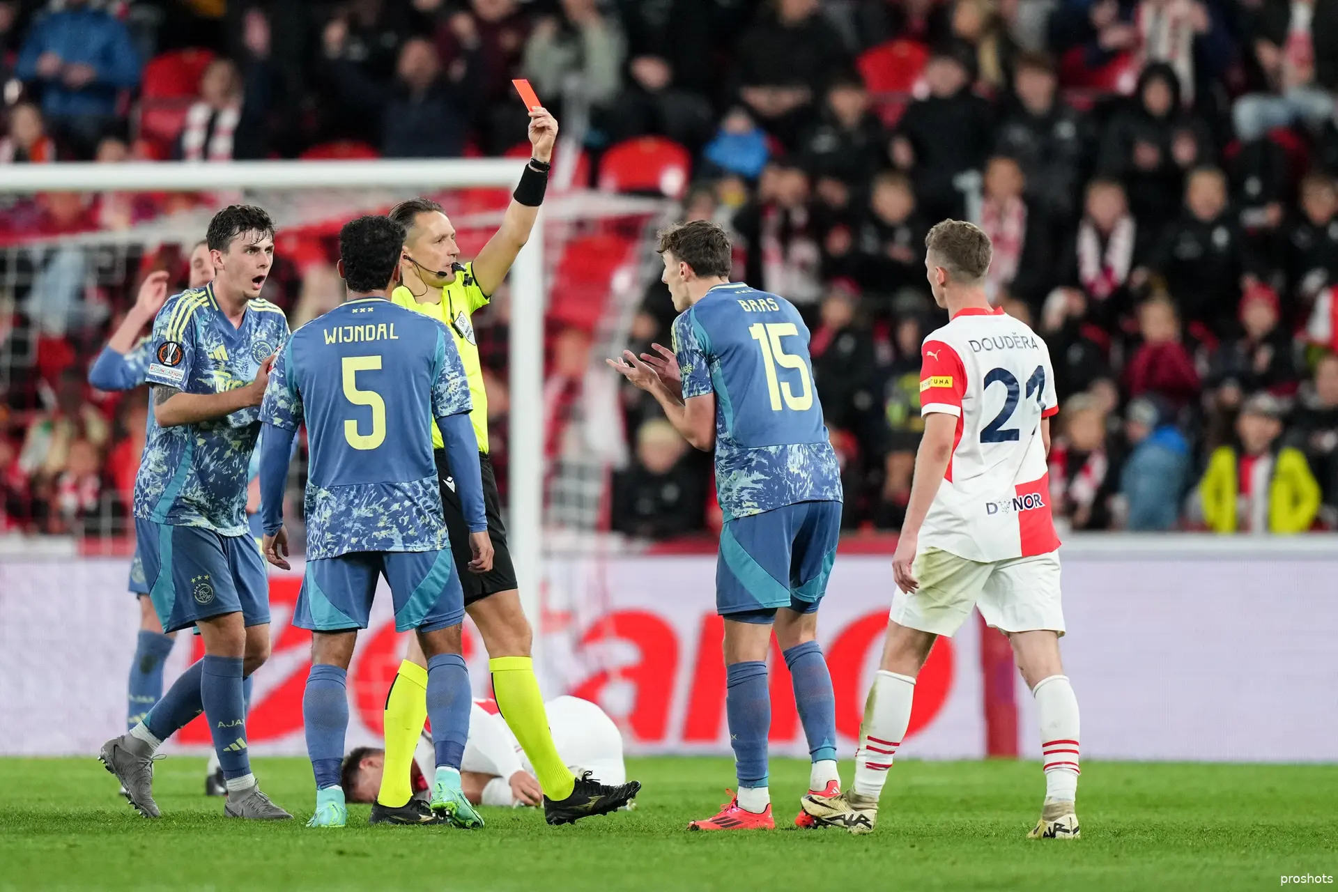 slavia praag ajax rode kaart youri baas