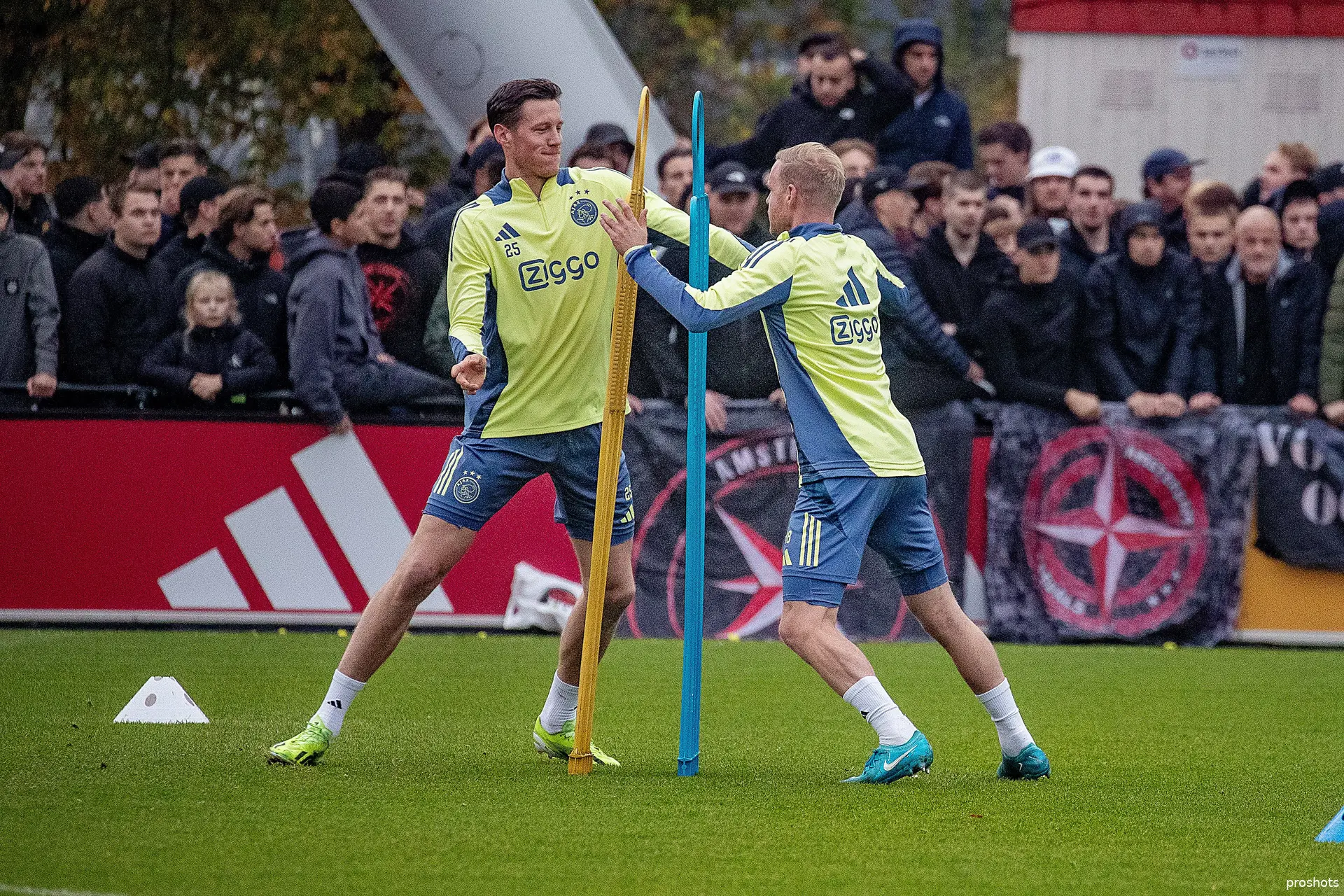 wout weghorst davy klaassen training ajax