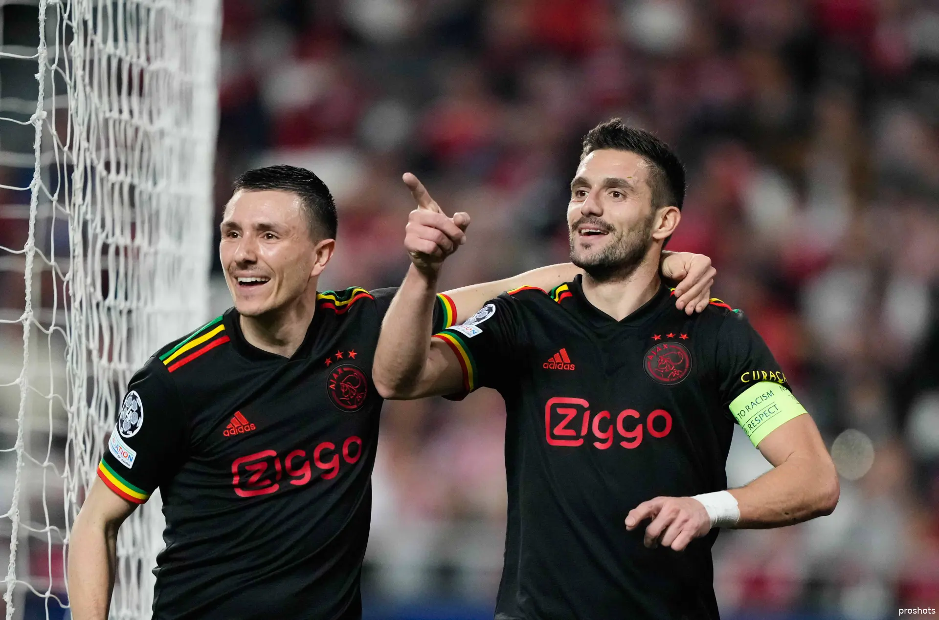dusan tadic steven berghuis ajax bob marley tenue