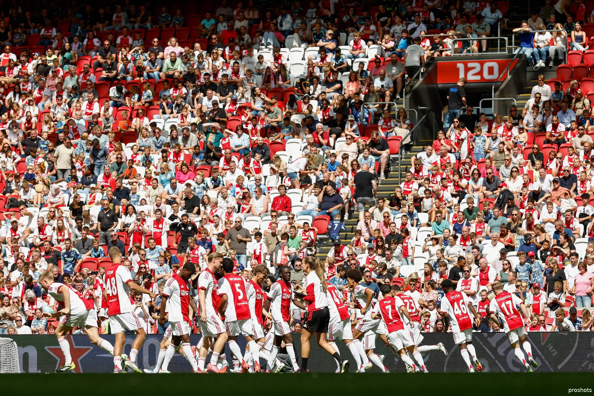 ajax-supporters-johan-cruijff-arena