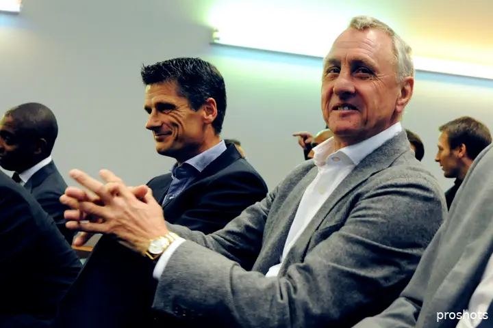 Johan Cruijff bleef altijd betrokken bij Ajax, zo ook tijdens de Fluwelen Revolutie.