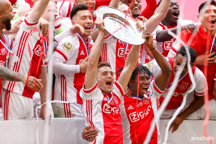 Een lege Johan Cruijff ArenA mocht de pret niet drukken voor de Ajacieden op 2 mei: de 35e landstitel werd een feit.