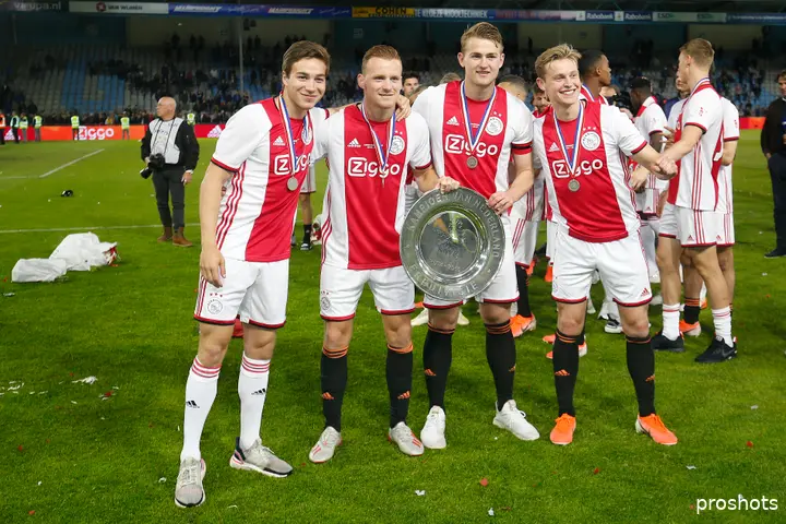 Carel Eiting viert in 2019 de winst van de 34ste landstitel van Ajax. Naast hem: Dani de Wit, Matthijs de Ligt en Frenkie de Jong.