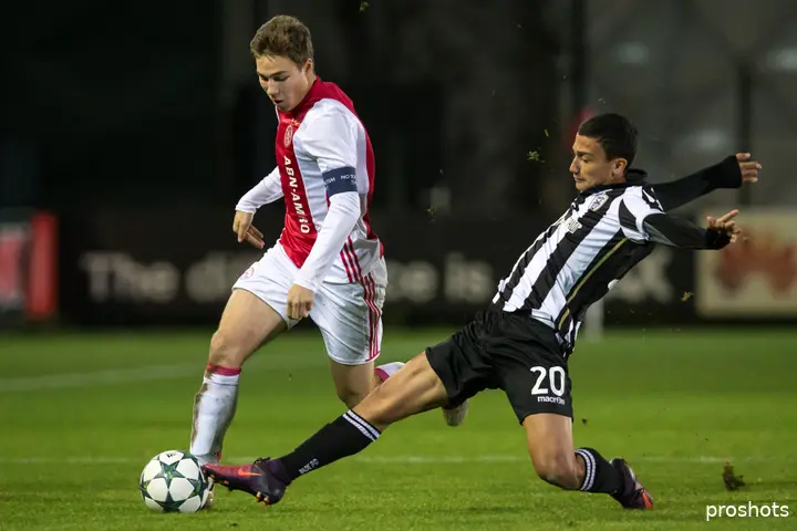 Carel Eiting snelt langs zijn tegenspeler van PAOK in de Youth League. De middenvelder bewaart 'geweldige' herinneringen aan zijn tijd als jeugdspeler van Ajax.