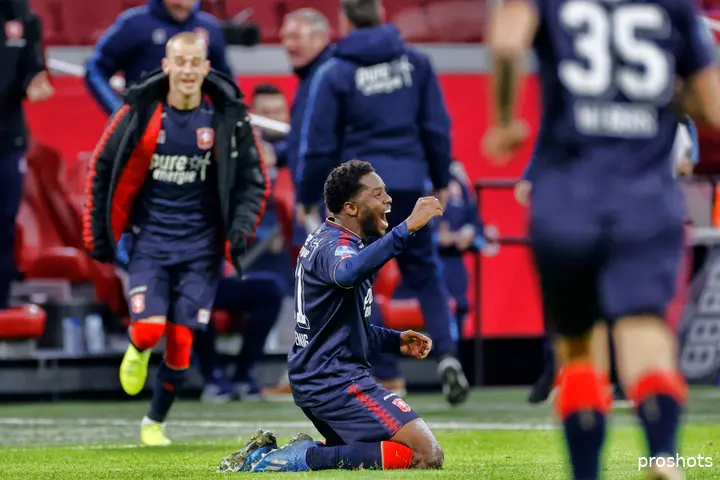 Menig viert zijn winnende treffer tegen Ajax van vorig seizoen. Op de achtergrond komt Cerny aanrennen.