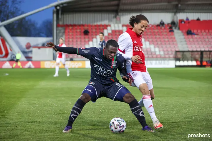 Lartey Sanniez vorig seizoen als speler van NEC in duel met Kian Fitz-Jim van Jong Ajax. In 2018 werd Lartey Sanniez zelf kampioen met die ploeg.