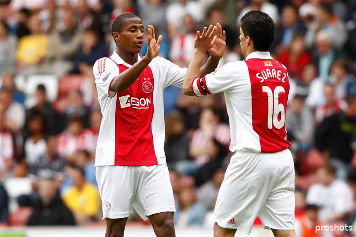 Marvin Zeegelaar juicht met Luis Suárez.