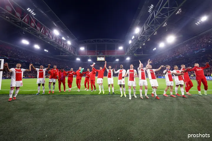 De Ajax-spelers vieren de klinkende zege op Borussia Dortmund met het publiek.