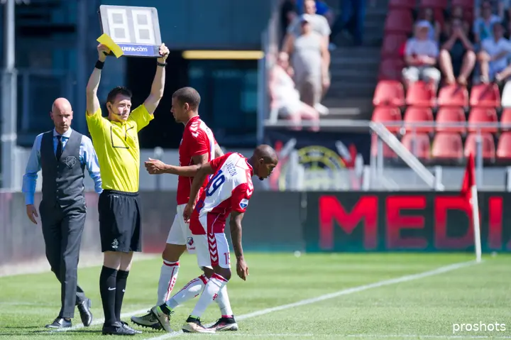 Ligeon in het shirt van FC Utrecht, met op de achtergrond Erik ten Hag. Ligeon noemt hem 'een hele rustige man en een liefhebber'.
