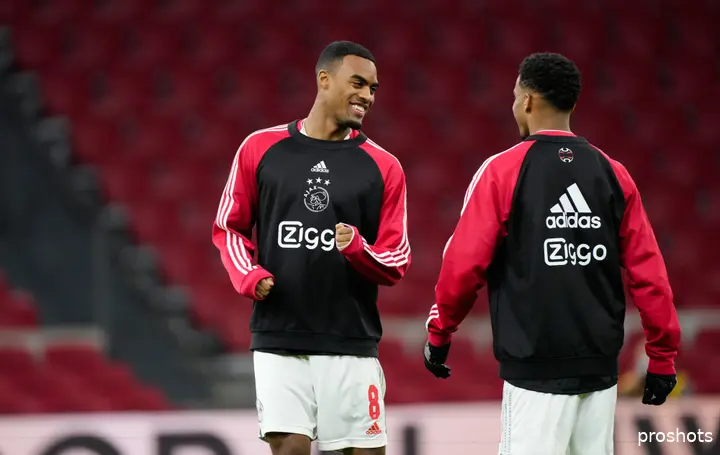 Ryan Gravenberch en Jurriën Timber hebben niet alleen op het veld veel betekend voor Ajax, ook fungeren zij vandaag de dag als voorbeeld voor de talenten van de club.