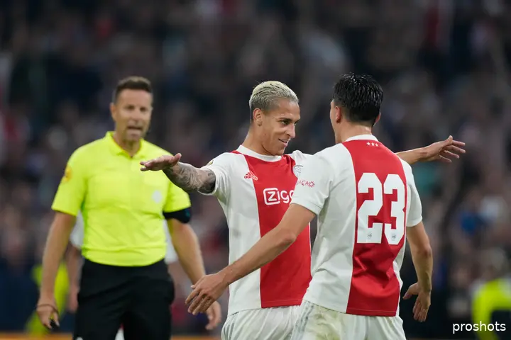 Mogelijk de twee belangrijkste concurrenten voor Mohamed Ihattaren bij Ajax: Antony en Steven Berghuis.