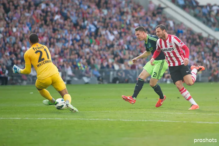 Derk Boerrigter schiet de bal om doelman&nbsp;Boy Waterman heen, waardoor Ajax op 2-3 komt tegen PSV.