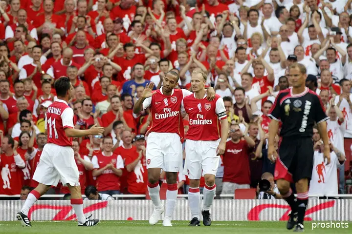 Dennis Bergkamp juicht met Thierry Henry en Marc Overmars tijdens zijn afscheidswedstrijd.