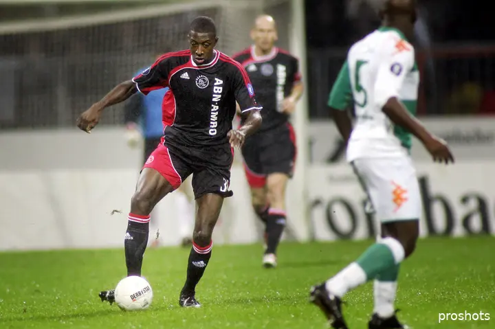 Op 14 februari 2007 maakt Mitchell Donald zijn debuut in Ajax 1. Hij begint in de basis op bezoek bij Werder Bremen. 'Op dat moment is het gewoon heel spannend, want je kijkt er je hele leven naar uit en dan is het moment daar.'