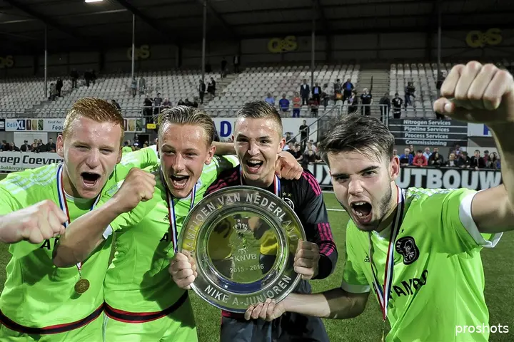 Jeffrey de Lange viert in 2016 de landstitel met Ajax A1. Naast hem: Dani de Wit, Kaj Sierhuis en Conner Blöte.