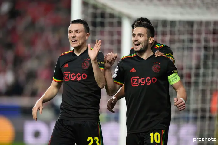 Dusan Tadic en Steven Berghuis in het beroemde Bob Marley-shirt van Ajax.