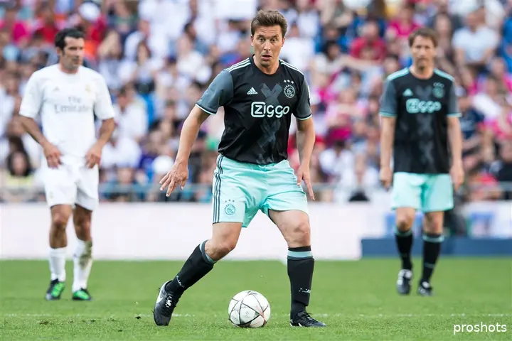 Reuser in actie namens de Ajax Legends tegen de Real Madrid Legends in 2016.