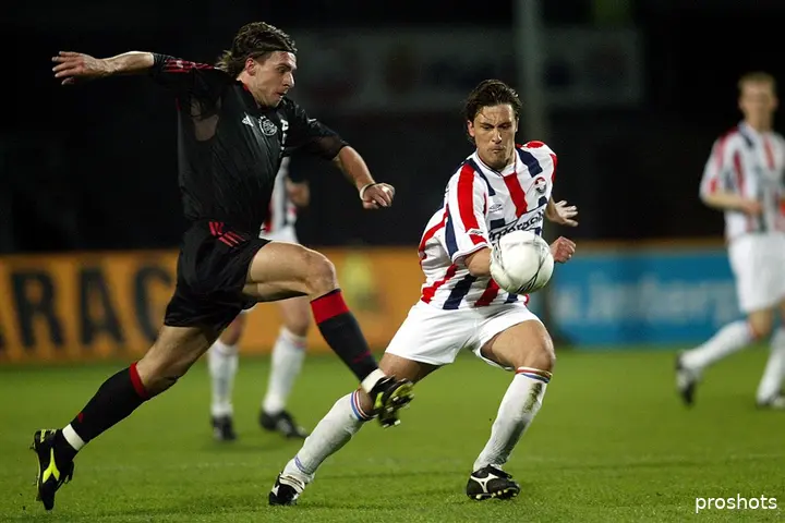 Martijn Reuser als speler van Willem II in duel met Ajax-verdediger Zdenek Grygera.
