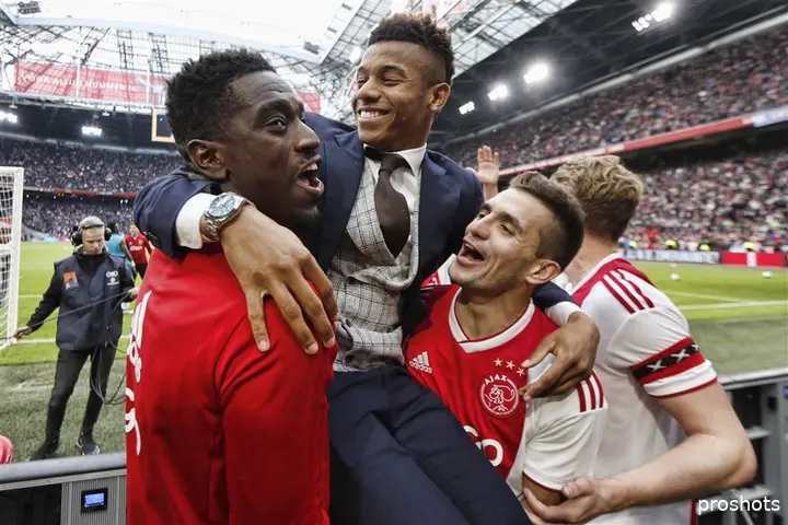 Bruno Varela viert met onder meer David Neres en Dusan Tadic de winst van de landstitel in 2019.