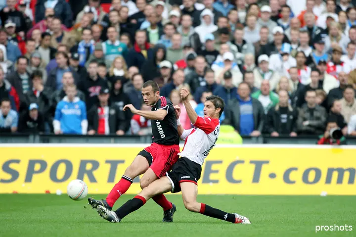 Angelos Charisteas in zijn tijd bij Feyenoord, in duel met John Heitinga