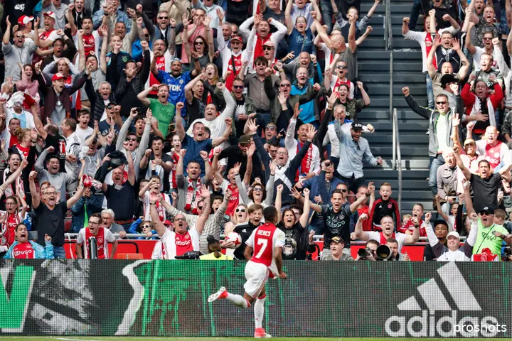 David Neres in het shirt van Ajax, terwijl de supporters hem toejuichen. 'Ajax was mijn mooiste moment', vertelt de Braziliaan.