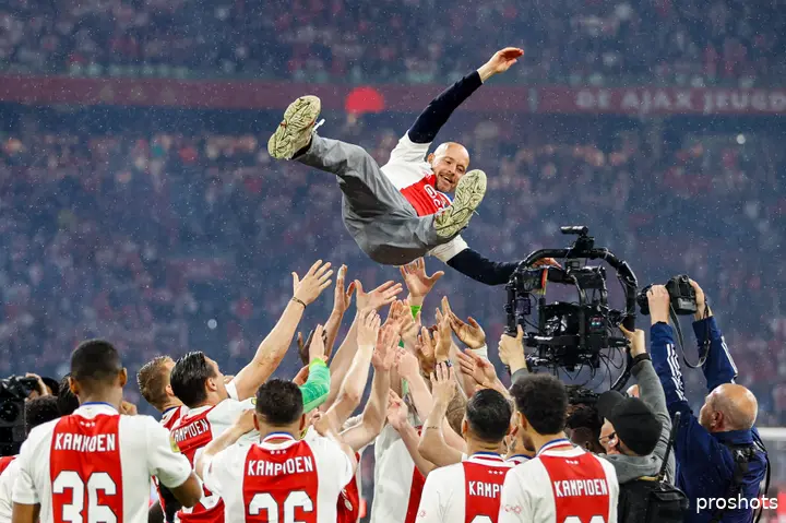 Erik ten Hag nam bij Ajax afscheid met de landstitel. In totaal pakte hij drie landstitels met de club, terwijl hij in 2020 eerste werd in het afgebroken coronaseizoen. Een terugkeer zit er op dit moment echter niet in voor de trainer uit Haaksbergen, die bij Bayer Leverkusen aan de slag lijkt te gaan.
