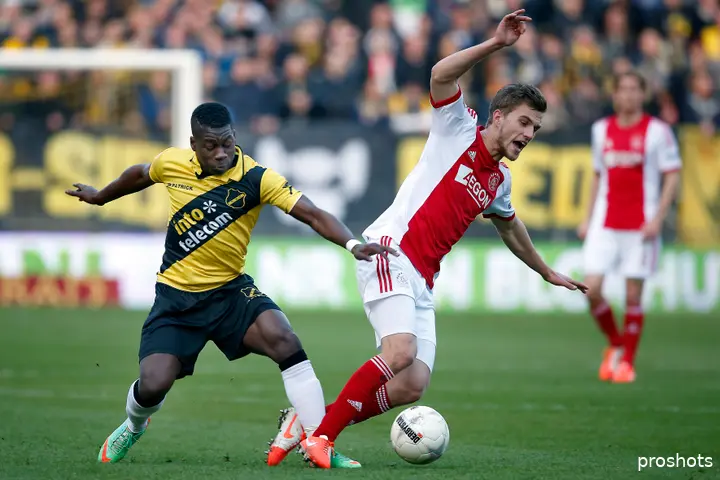Jeffrey Sarpong vecht als speler van NAC Breda een duel uit met Ajacied Joël Veltman. 'Tijdens mijn tweede periode was ik gewoon een vaste speler en ook een van de belangrijkere spelers', vertelt Sarpong over zijn tijd in Breda.