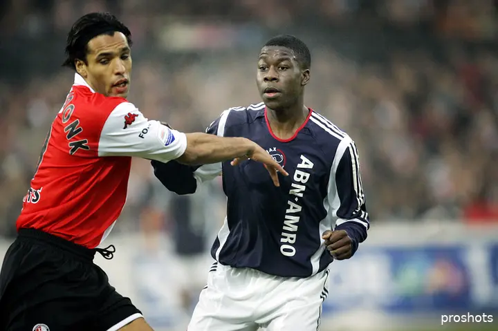 Jeffrey Sarpong, samen met Pierre van Hooijdonk, tijdens zijn&nbsp;competitiedebuut tegen Feyenoord op 5 februari 2006.&nbsp;‘Voor de wedstrijd voel je wel die druk en spanning, maar binnen het veld is het wel gelijk weg.’