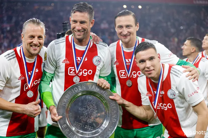 <i>Remko Pasveer poseert met de kampioensschaal. Rechts van hem: Maarten Stekelenburg, Przemyslaw Tyton en Jay Gorter.</i>