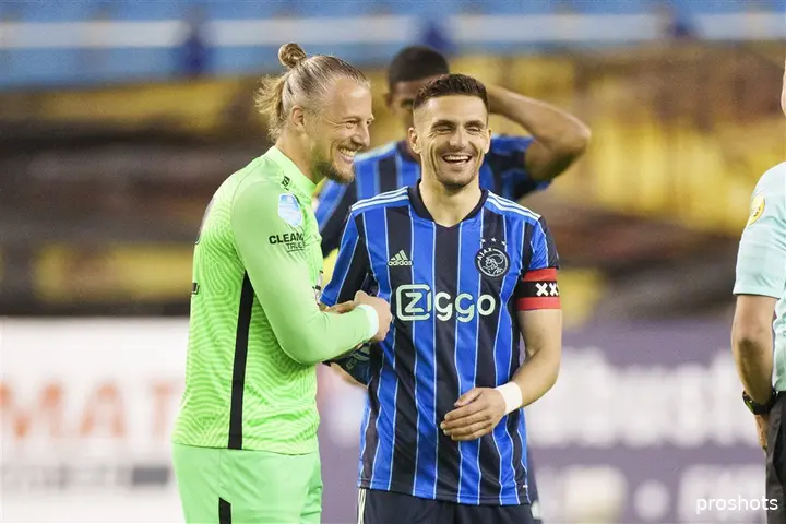 <i>Remko Pasveer - toen nog als speler van Vitesse - dolt in aanloop naar zijn transfer naar Ajax met Dusan Tadic.&nbsp;</i>