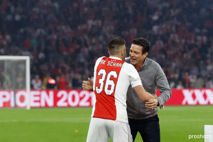 <b><i>Jari Litmanen omhelst Ajax-aanvoerder Dusan Tadic. 'Hij voelt zich thuis bij Ajax als voetballer en als mens. Daar moeten we van genieten zolang het kan.’</i></b>