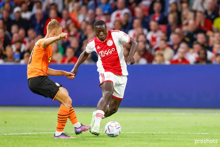 Brobbey in actie tijdens zijn officieuze rentree als Ajacied, dinsdagavond als invaller tegen Shakhtar Donetsk.